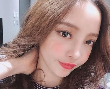 具荷拉家中身亡 与雪莉一样饱受网暴折磨