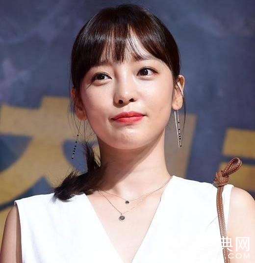 具荷拉家中自杀身亡 半年前曾因抑郁症轻生