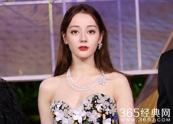 迪丽热巴走金鸡奖红毯耳环掉了一只 价值几十万半套房没了