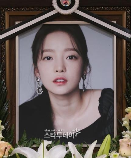 EXO延期回归悼念具荷拉 回归日期原定11月27日