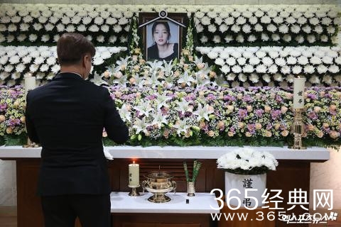 具荷拉吊唁现场曝光 粉丝泣不成声