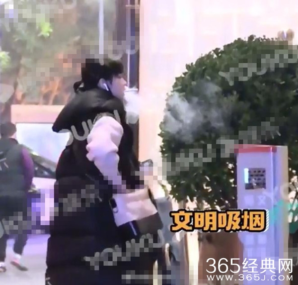 《小欢喜》英子扮演者 李庚希抽烟乱扔烟头被拍