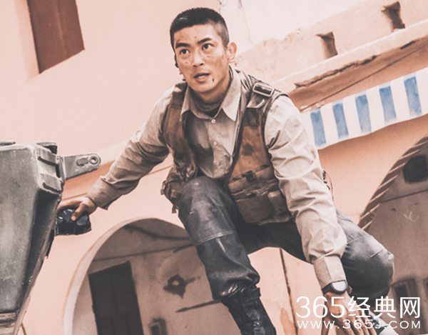 杜江摆摊贴手机膜引围观 买一送一服务周到