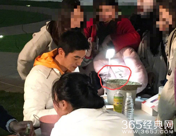 杜江摆摊贴手机膜 签名也不忘把霍思燕给签上