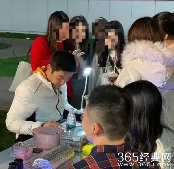 杜江摆摊贴手机膜 签名也不忘把霍思燕给签上