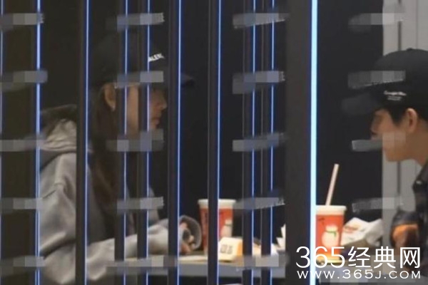 尹正蒋梦婕恋情疑曝光 两人举止亲密同回酒店