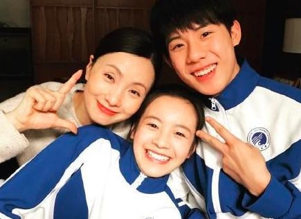 19岁李庚希被曝抽烟丢烟头 之后发文诚恳道歉