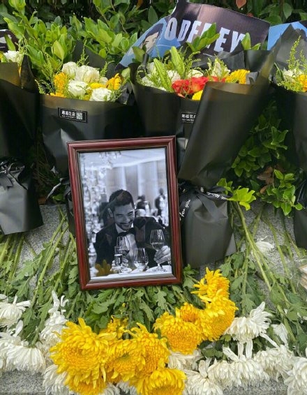 粉丝为高以翔举办追思会 父母请了法师为其诵经