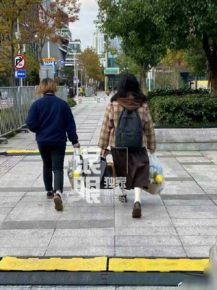 粉丝为高以翔举办追思会 父母请了法师为其诵经