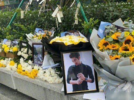 粉丝为高以翔举办追思会 父母请了法师为其诵经