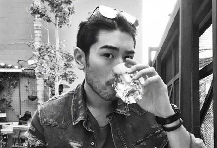 高以翔父母抵达浙江 反安慰节目组让人心疼