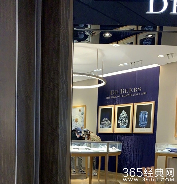 张亮宣布与寇静离婚 疑新恋情曝光携女子逛珠宝店