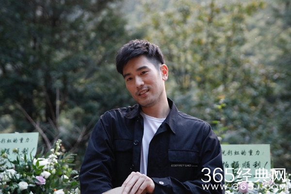 网友暴怒！浙江卫视阻拦高以翔粉丝举行追思会