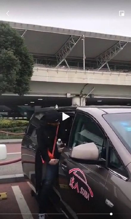 女友一路陪同高以翔回家 身上穿的黑色外套令网友泪崩