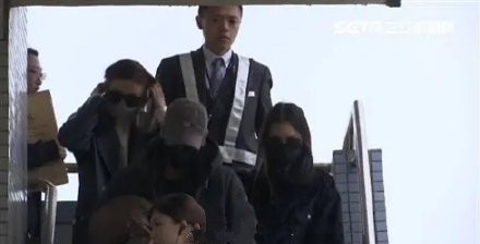 女友一路陪同高以翔回家 身上穿的黑色外套令网友泪崩