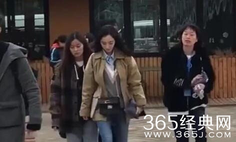 杨幂拍戏被偶遇 助理手指粉丝喊话不让拍