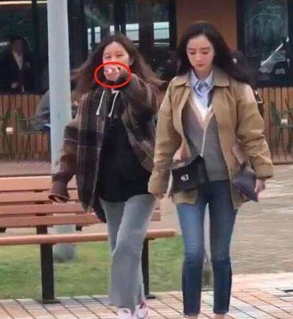 杨幂拍戏被偶遇 助理手指粉丝喊话不让拍