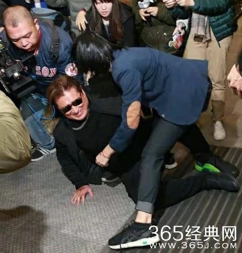 高以翔爸爸下楼梯时摔倒 所有人泪目：他太累了