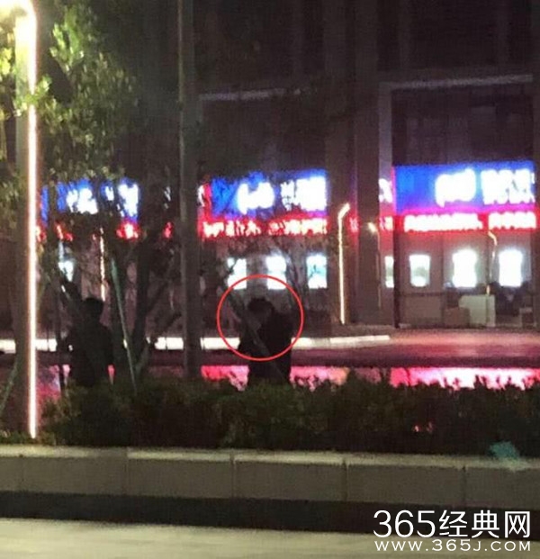 华少现身事发地悼念高以翔 事发时观众透露华少声音都在抖