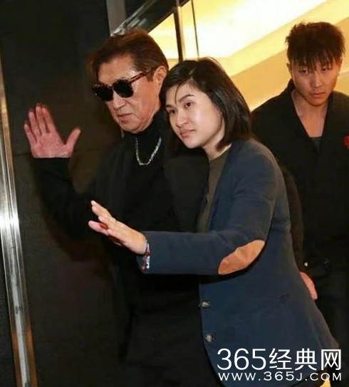 高以翔爸爸下楼梯时摔倒 所有人泪目：他太累了