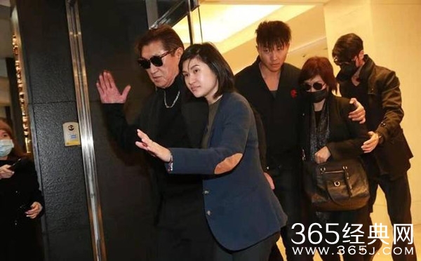 高以翔爸爸摔倒！白发人送黑发人让人心酸