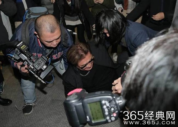 高以翔爸爸摔倒！白发人送黑发人让人心酸