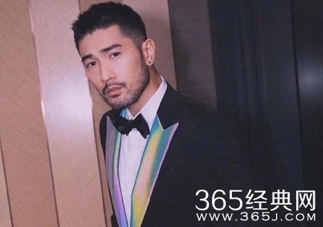 高以翔爸爸下楼梯时摔倒 所有人泪目：他太累了