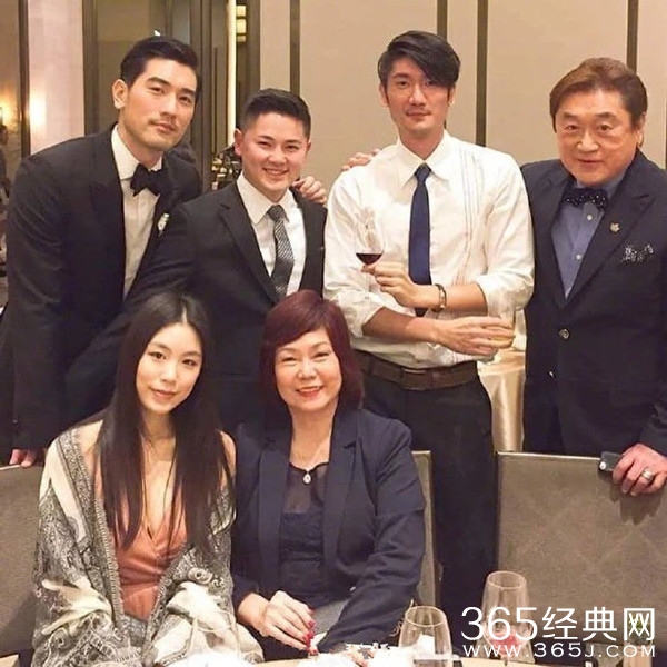 高以翔生前与女友的合影 妈妈希望为其祈祷