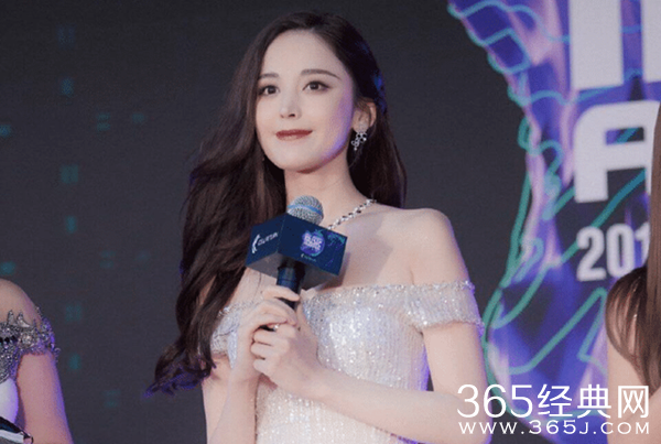 娜扎银色拖尾长裙亮相mama 秒杀众韩国女团