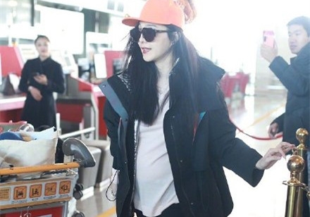 范冰冰工作室回应肚子争议：控制下自己的食量！胖砸！