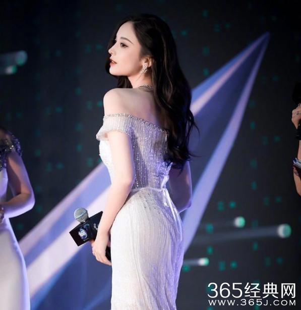 娜扎银色拖尾长裙亮相mama 秒杀众韩国女团