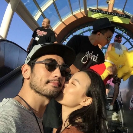 高以翔生前与女友的合影 妈妈希望为其祈祷