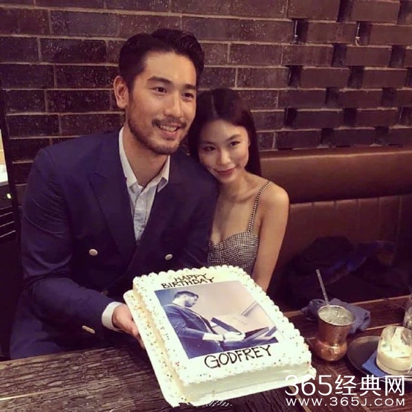 高以翔生前与女友的合影 妈妈希望为其祈祷