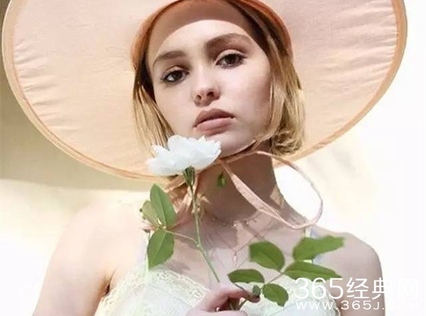 甜茶与女友甜蜜日常 lily rose家庭背景代表作品介绍