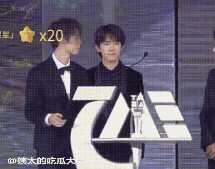 王俊凯两次拿奖杯的样子引爆笑 奖杯足足十斤重