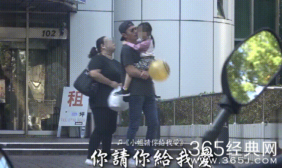 霍建华父女出游亲个不停 女儿小海豚五官很精致漂亮