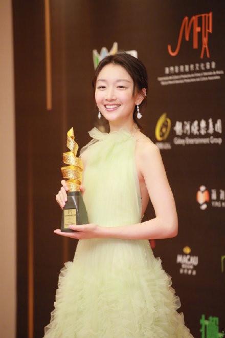 周冬雨凭借《少年的你》获澳门国际影展最佳女主角