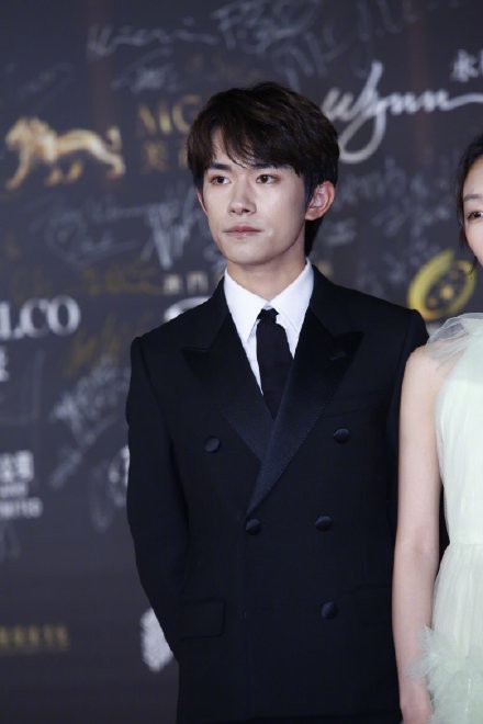 少年的你剧组澳门重聚 周冬雨再获影后头衔