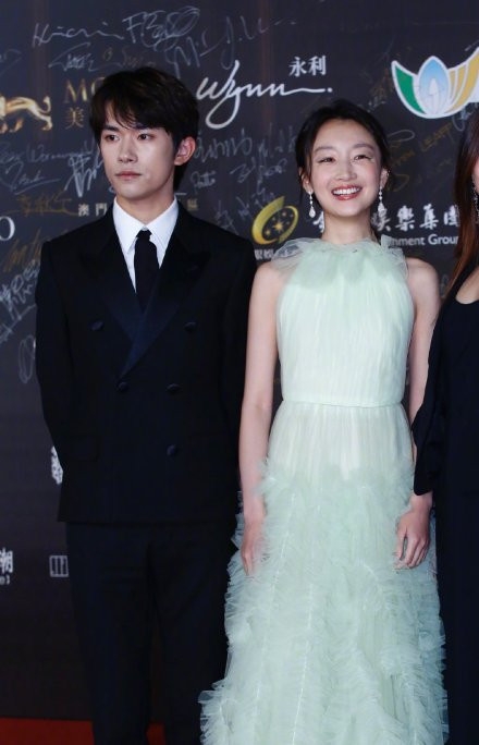 少年的你剧组澳门重聚 周冬雨再获影后头衔