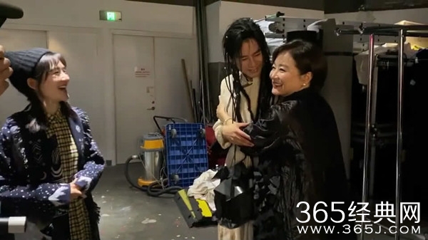 林青霞谢娜张杰同框 三人后台聊天拥抱感情好