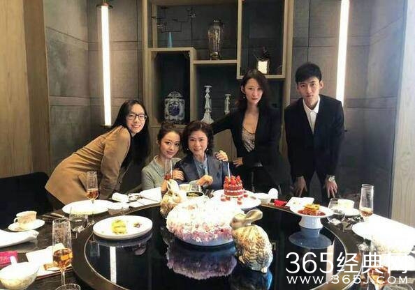 吉娜为婆婆庆生 关系亲密依偎在身边