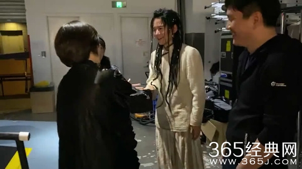 林青霞谢娜张杰同框 三人后台聊天拥抱感情好