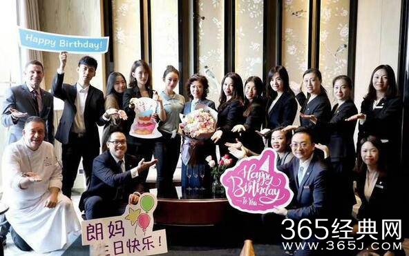 吉娜为婆婆庆生 关系亲密依偎在身边