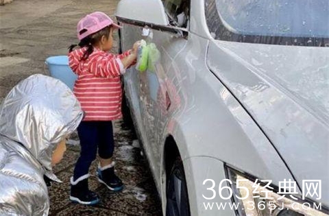 霍启刚罕见晒儿女近照 哥哥妹妹洗车赚零用钱
