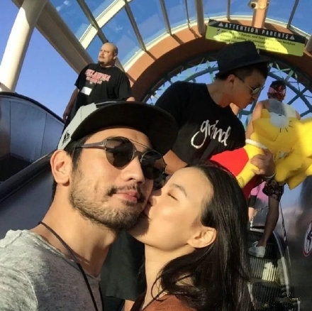 高以翔11：04火化 女友不脱尾戒“生死不变誓言”