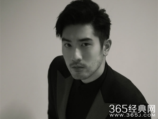 高以翔告别式 女友bella紫色头发指甲悼念高以翔