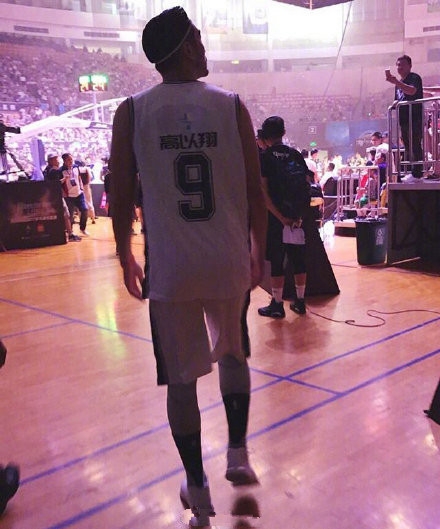 高以翔女友穿9号球衣 坚强地笑着与友人合影