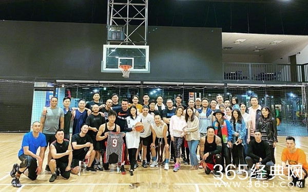 高以翔女友穿9号球衣 坚强地笑着与友人合影