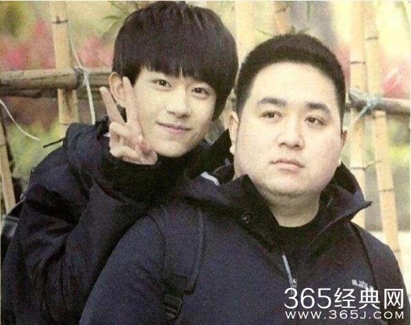 易烊千玺沙滩开“挖掘机” 童心未泯一路开心疯跑