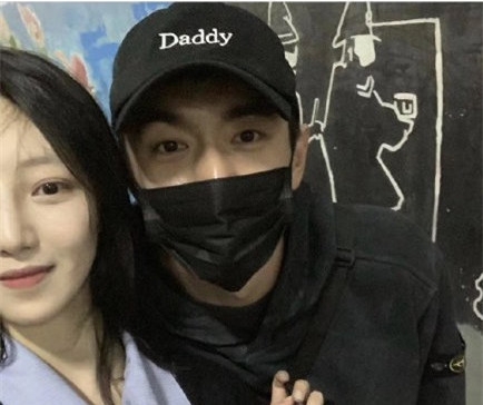 林更新SurbLue恋情疑曝光 厦大一日游合照流出